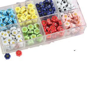 Accessoires <span class=keywords><strong>de</strong></span> bijouterie DIY : Petites <span class=keywords><strong>perles</strong></span> en céramique en forme <span class=keywords><strong>de</strong></span> marguerite souriante, colorées, trou vertical, en vrac, <span class=keywords><strong>lot</strong></span> <span class=keywords><strong>de</strong></span> <span class=keywords><strong>perles</strong></span> - Product Image 1