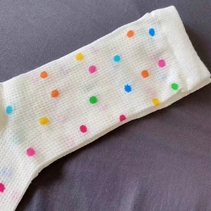 Calcetines de lunares para mujer, hasta la pantorrilla, de malla fina, transpirables, estilo casual de verano, estilo japonés JK, frescos y bonitos, blancos con lunares de colores - Product Image 4