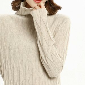 Pull en tricot pour femme à col roulé, manches longues, coupe ajustée, fabrication sur mesure, production en petites séries - Product Image 4