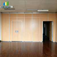 Cloison mobile avec porte traversante, mur acoustique amovible pour salle de conférence d'hôtel