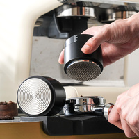 OEM Outil de distribution de café 3-en-1 WDT avec base en acier inoxydable SS304 et tasseur réglable à ressort pour portefiltres 51/53/58mm, pour le nivellement du café à la qualité barista