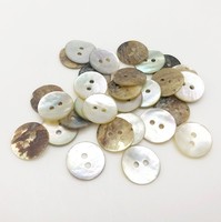 Vente en gros de boucles en coquillages naturels à deux yeux, accessoires vestimentaires, bouton de chandail tricoté