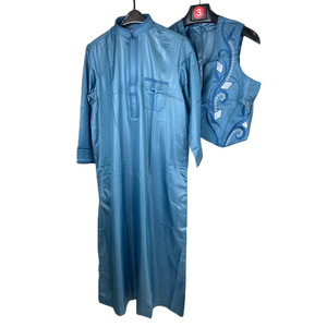 Conjunto de Thobe Islámico para Niños de Dubái en Oferta - <span class=keywords><strong>Traje</strong></span> Musulmán Modesto de Dos Piezas con Bordado Sencillo para Niños del Medio Oriente - Product Image 3