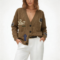 Cardigan en maille torsadée à col en V pour femme, marron, avec broderie lettre et flèche, boutons sur le devant, poches, coupe ample, pour l'automne
