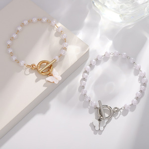 Pulseras y Brazaletes de Aleación con Dijes de Moda, Colgante de Mariposa con Perlas de Imitación, Joyería de Regalo para Mujer, Chapado en Oro, Estilo Moderno - Product Image 1