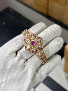 กำไลข้อมืออินเดียแบบคุณดัน โพลกี ชุบทอง ลายดอกไม้ ดีไซน์ดั้งเดิมสำหรับเจ้าสาว งานแต่งงาน เครื่องประดับเลียนแบบสำหรับผู้หญิง แฟชั่นทันสมัย ทำจากโลหะผสม - Product Image 3