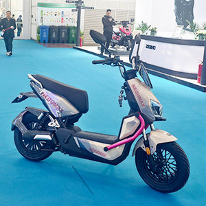 Moto électrique à <span class=keywords><strong>2</strong></span> roues 1000W et cyclomoteur électrique avec pédales, freins à disque hydrauliques, moteur sans balais, batterie au lithium, scooter urbain - Product Image 4