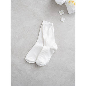 Monfoot Chaussettes de sport blanches pour femmes Chaussettes de golf à col large et long - Product Image 1