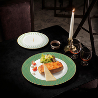 Assiettes de présentation à rayures vertes, service de table en porcelaine fine motif mandala avec bordure dorée pour mariage