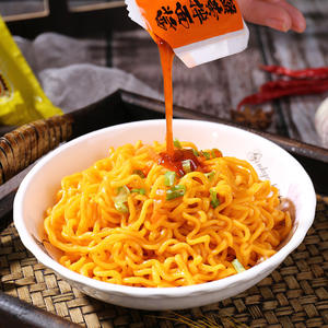 บะหมี่กึ่งสำเร็จรูปไข่แดงผัดเผ็ดแบบจีนใส่ในถุงสำหรับรับประทานอาหารที่สะดวกจากโรงงาน - Product Image 5