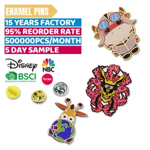 Geen Minimum Bestelling Aangepaste Zink Legering Badge Pin Dier Glitter Email Badge Pin Custom Cartoon Schattige Anime Souvenir Broche Reversspeld