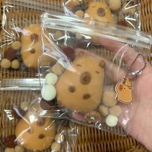 Muñeco de silicona pequeño Kapibala popular para niños, juguete antiestrés de celebridad de internet, bola de descompresión, artefacto blandito para apretar, juguetes de apretar - Product Image 2