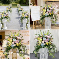 Sphères florales artificielles colorées et douces aux tons pastel, décoration florale de mariage sur le thème du printemps