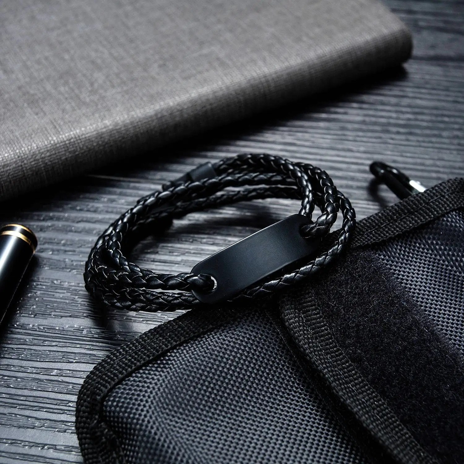 Оптовая продажа настраиваемый Модный логотип персонализированный Шарм Регулируемый черный кожаный дешевый браслет для мужчин