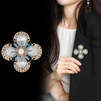 Nouvelle Broche Créative Fleur de Trèfle en Alliage avec Strass pour Femme, Accessoire de Mode pour Manteau, Bijou Cadeau
