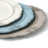 Bleu et Blanc Vintage Floral En Relief Chargeur Assiettes 33cm Décorations De Mariage Commande Minimum 100pcs Assiette En Plastique Plat