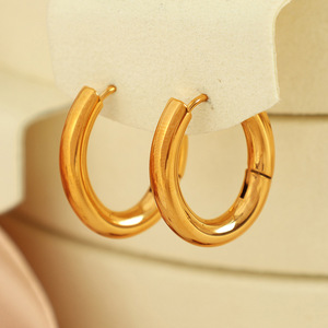 ต่างหูฮักกี้ชุบทองรูปวงรีไทเทเนียมสตีลสำหรับทุกเพศสวมใส่ได้ทุกวัน - Product Image 2