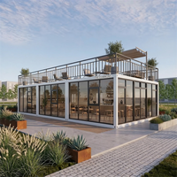 Cette maison préfabriquée présente des murs en verre et une terrasse sur le toit pour une vie moderne avec intégration de la technologie de la maison intelligente