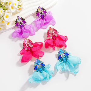 أقراط أنيقة من السبائك المرصعة بالألماس على شكل زهرة من القماش، أقراط كريستال رجعية أنيقة للنساء - Product Image 1