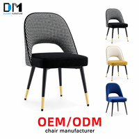 Chaise de salle à manger rembourrée DM avec dossier découpé, coussin d'assise moelleux, pieds noirs pour projets de restauration
