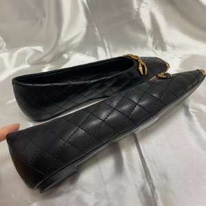 Mocassins pour femmes en cuir véritable matelassé avec coutures, bout carré métallique, pour la marche et le bureau, personnalisables avec logo - Product Image 4