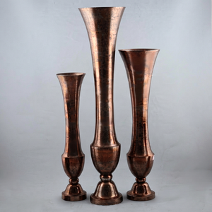 Vases à fleurs sur pied hauts en fer et cuivre, design côtier européen antique, grande collection moderne pour décoration de mariage - Product Image 1