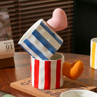 Mug à café en céramique rayé créatif, tasse à thé en porcelaine avec poignée en forme de cœur 3D, tasse à boire pour la maison ou le bureau, cadeau de la Saint-Valentin