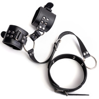 Accessoires SM populaires : Menottes inversées en PU et colliers connectés pour jeux de soumission, jouets sexuels alternatifs pour adultes