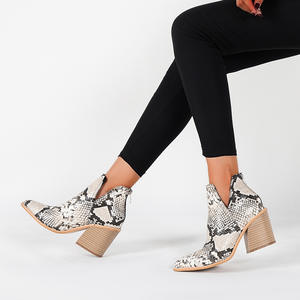 Botas de vaquero con estampado Animal para mujer, botines de tacón <span class=keywords><strong>cubano</strong></span> con punta en pico, botines Vintage británico, zapatos de ante de imitación - Product Image 4