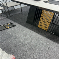 Dalles de moquette carrées en PVC pelucheux antidérapantes, ignifuges et écologiques de haute qualité 50x50cm pour usage commercial, bureaux et hôtels