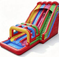 Tobogán multicolor para niños en el parque infantil