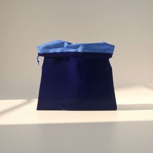 Sacs à cordon en velours bleu avec logo blanc personnalisé de luxe en gros pour boîte à bijoux - Product Image 5