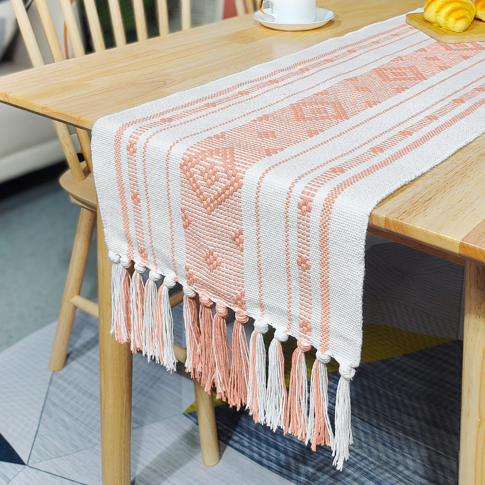 Runner da tavola rosa carne con nappine singole a forma di diamante