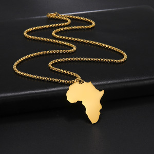 Collar con Colgante de Mapa de África en Acero Inoxidable Chapado en Oro de 18K con Cadena de Caja |   Opciones de Mapas Personalizados - Product Image 3
