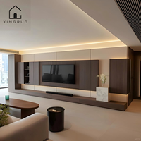 Meuble mural TV moderne sur mesure XINGRUO pour salon avec panneaux en grain de noyer, étagères ouvertes et rangement intégré