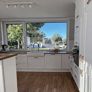 Armoires de cuisine en bois massif de style crème populaires 2025, les tons doux créent un espace doux, les armoires de cuisine sont durables et faciles à nettoyer - Product Image 3