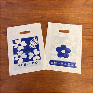 Alta calidad reciclable al por menor personalizado impreso plástico Poly Carrier D cortar bolsas ropa con asas de bucle suave - Product Image 6