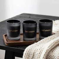 Vente en gros de bougeoirs en métal noir mat personnalisés de luxe, vides, avec des pots à bougies en verre givré et des couvercles en bambou colorés