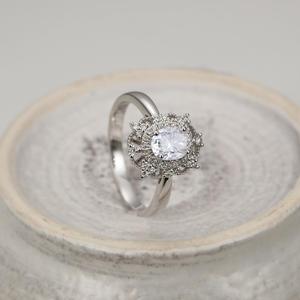 Anello minimalista a quattro punte per donna, design scintillante intarsiato, gioielli eleganti e alla moda - Product Image 6