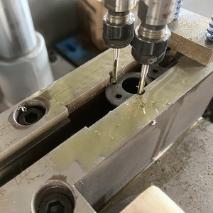 Vollautomatische T-Nut-Bohr- und Gewindeschneidmaschine |   Einzelner Antriebskopf |   Für Spannplatten und Werkzeugblöcke |   Auto Cycle - Product Image 5