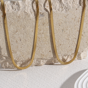 <span class=keywords><strong>Collana</strong></span> girocollo con catena a serpente <span class=keywords><strong>piatta</strong></span> in acciaio inossidabile placcato <span class=keywords><strong>oro</strong></span> 18 carati senza appannamento - Product Image 2