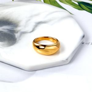 Anillo de Lujo Ligero, Impermeable e Hipoalergénico, Chapado en Oro de 18k sobre Acero Inoxidable, Resistente al Óxido, Unisex - Product Image 4