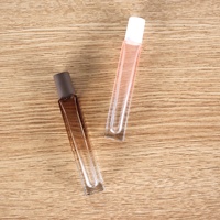 Flacon en verre carré haut de gamme de 8 ml pour huiles essentielles avec bouchon à vis hermétique et bille roll-on pour l'embouteillage de parfums