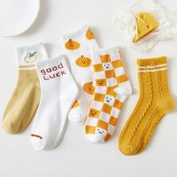 5 paires d'un paquet de femmes Tube moyen automne dessin animé fruits Orange chaussettes fille chaussette collège vent chaussettes en gros