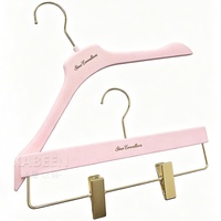 Cintres en velours floqué rose avec logo personnalisé pour les magasins de vêtements pour femmes, les entreprises de design de vêtements, les présentoirs de vêtements