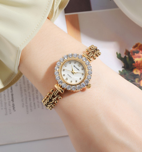 Elegante reloj de mujer con correa de cobre, personalizable, diseño único de cadena retorcida con bisel de cristal, calidad confiable a nivel internacional. - Product Image 2