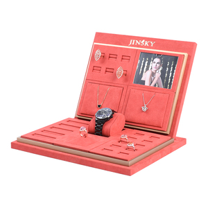 Présentoirs sur mesure en bois doré pour 20 ensembles de bracelets et joncs en suède, présentoir à bijoux haut de gamme, marque Jinsky - Product Image 3