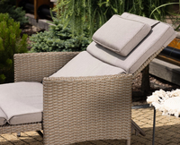 Chaise longue d'extérieur réglable en osier avec coussin d'accoudoirs