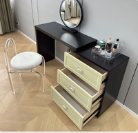 Table de maquillage élégante et vintage de style vert olive avec miroir LED rond et ensemble de bureau de maquillage minimaliste noir