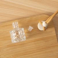 Bouteille de diffuseur de parfum pour voiture Conception d'ananas Couvercle en bois Fleur Accessoires d'intérieur Verre Huile essentielle Rafraîchisseur d'air Bouteille